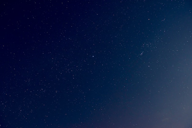 Photo gratuite beau ciel nocturne avec des étoiles brillantes