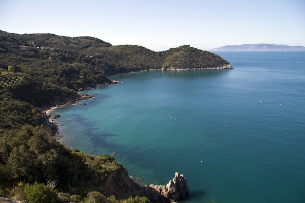 Beau cliché de la côte près de Cala Grande