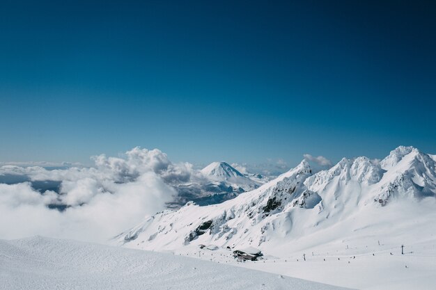 Beau cliché du mont Ngauruhoe de Whakapapa skifield sous le ciel bleu