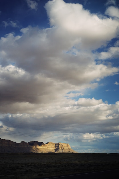 Beau cliché d'un grand désert avec des nuages à couper le souffle et des collines rocheuses