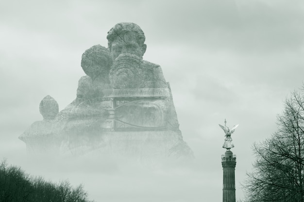 Beau cliché d'un grand monument en pierre entouré de brouillard