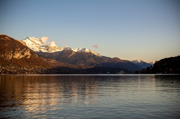 Beau cliché d'une mer entourée d'un paysage montagneux sous le ciel clair