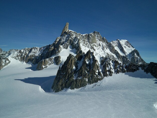 Beau cliché d'un paysage enneigé entouré de montagnes au Mont Blanc