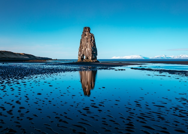 Un beau cliché d'un seul rocher au milieu d'un lac