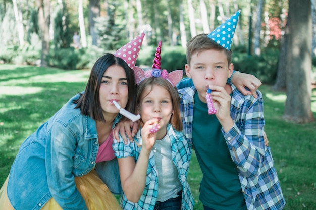 Beau concept d&#39;anniversaire avec une famille heureuse