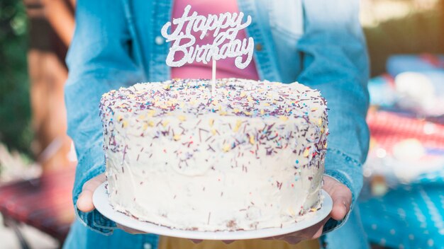 Beau concept d&#39;anniversaire avec un gâteau au chocolat