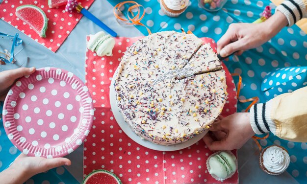 Beau concept d&#39;anniversaire avec un gâteau au chocolat