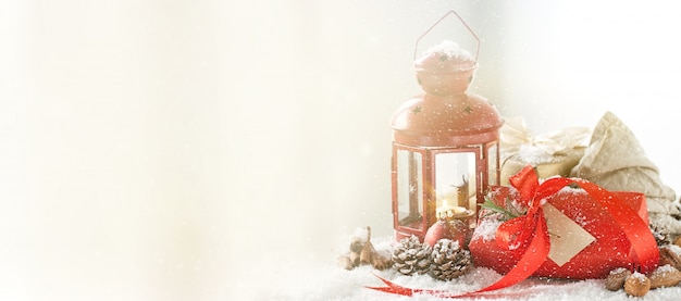 Photo gratuite beau concept de noël avec des boîtes à cadeaux lanterne de noël rouge