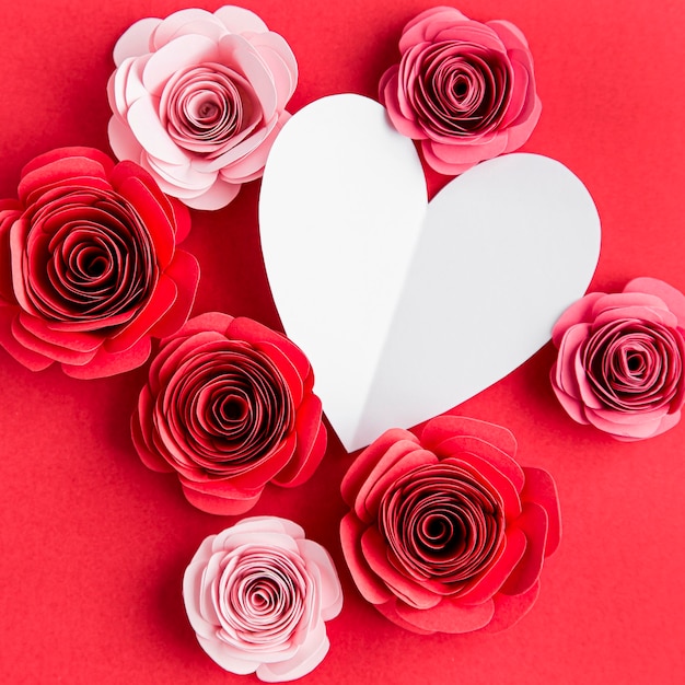 Photo gratuite beau concept de la saint-valentin avec des roses