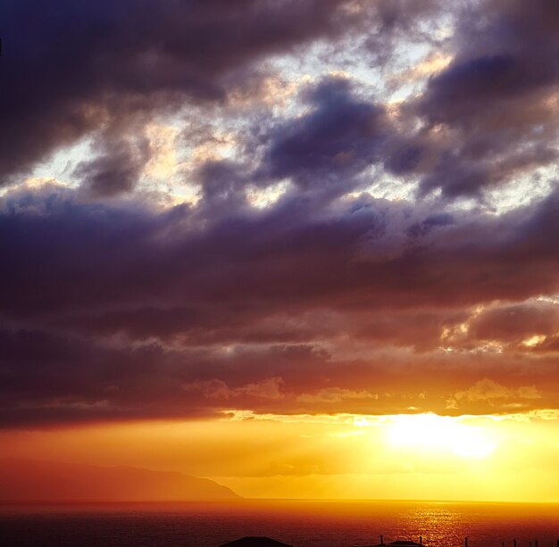 Beau coucher de soleil au dessus de la mer