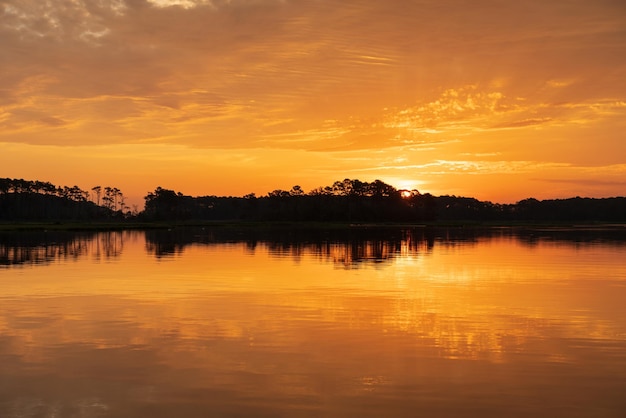 Photo gratuite beau coucher de soleil au-dessus de la mer