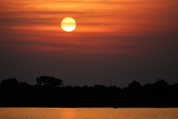 Beau coucher de soleil dans le nord du pantanal