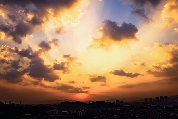 Beau coucher de soleil dans la ville