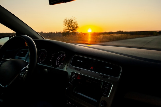 Beau coucher de soleil depuis la voiture