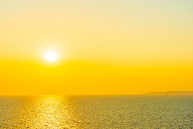 Beau coucher de soleil ou lever de soleil autour de la baie de l'océan mer avec des nuages sur le ciel