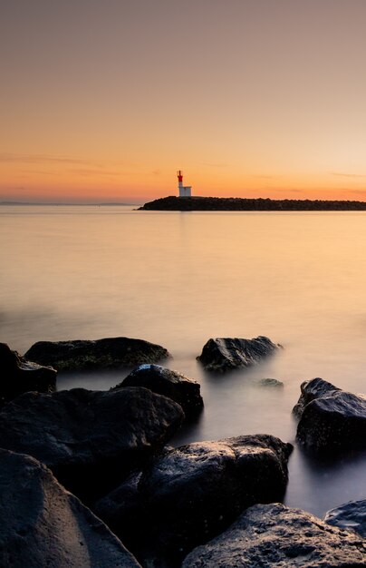 Beau coucher de soleil sur un port brumeux