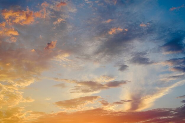 Beau Coucher De Soleil Avec Le Soleil De Tons Dorange
