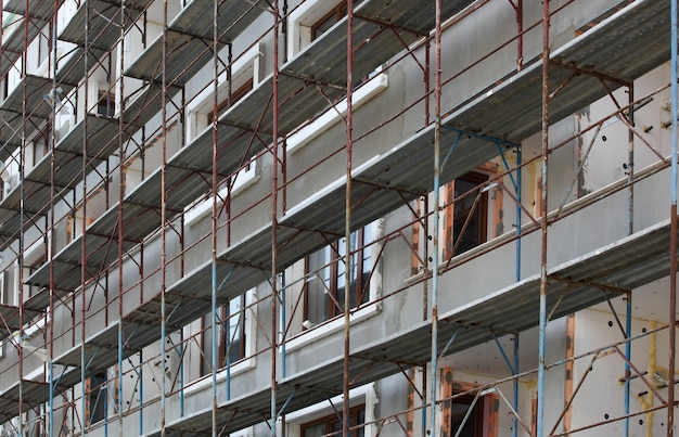 Beau coup de barres d'acier métalliques et de fenêtres en verre dans le bâtiment