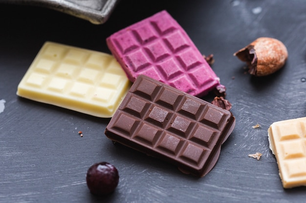 Photo gratuite beau coup de barres de chocolat colorées sur une table