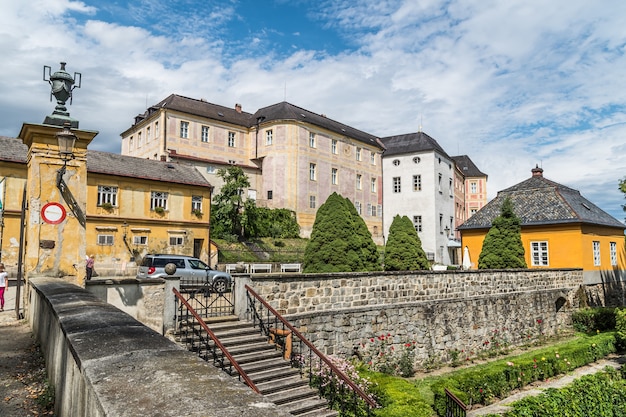 Beau coup de bâtiments sous un ciel bleu nuageux