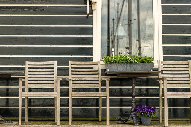 Photo gratuit beau coup de chaises en bois sur le porche d'une maison en bois