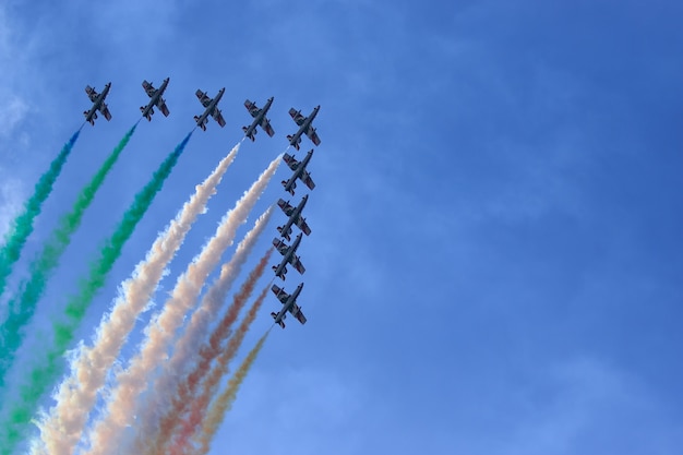 Photo gratuite beau coup de ciel coloré des flèches tricolores italiennes