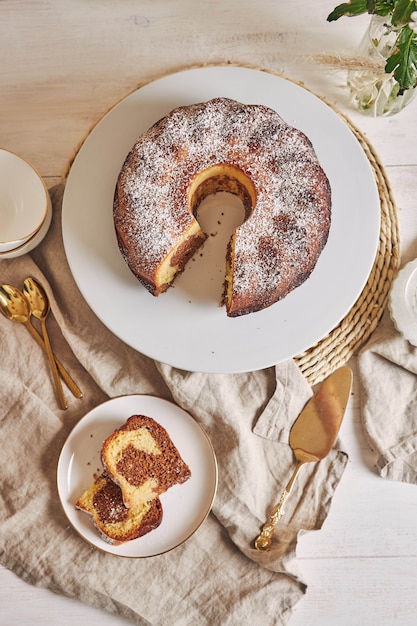 Beau coup d'un délicieux gâteau à l'anneau mis sur une assiette blanche