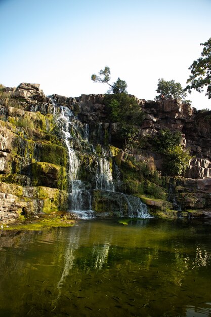 Un beau coup d'eau qui coule en bas de la falaise