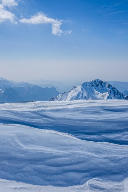 Beau coup de hautes collines blanches et de montagnes couvertes de brouillard