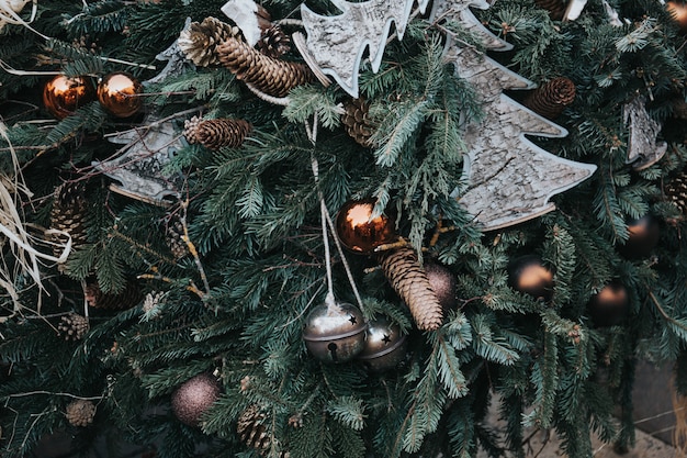 Beau coup d'ornements de Noël sur un arbre