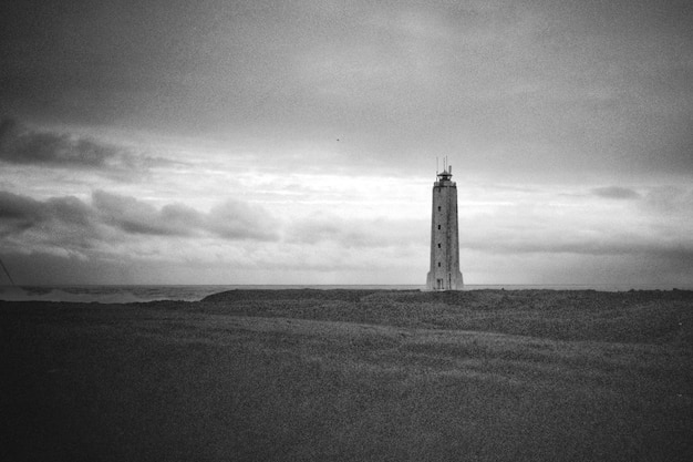 beau coup d'un phare sur la côte de la mer