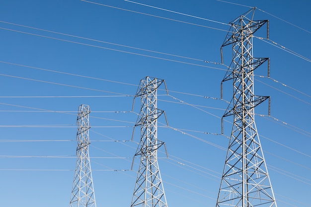 Beau coup de poteaux électriques sous un ciel bleu