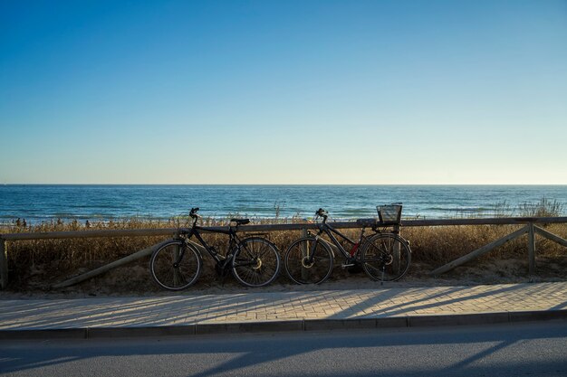 Beau coup de vélos près d'une rue vide avec une mer en arrière-plan