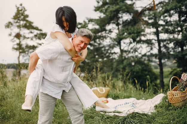 Beau Couple Adulte Passe Du Temps Dans Un Champ D'été