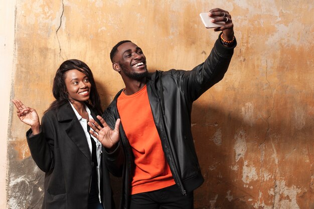 Beau couple afro-américain prenant selfie