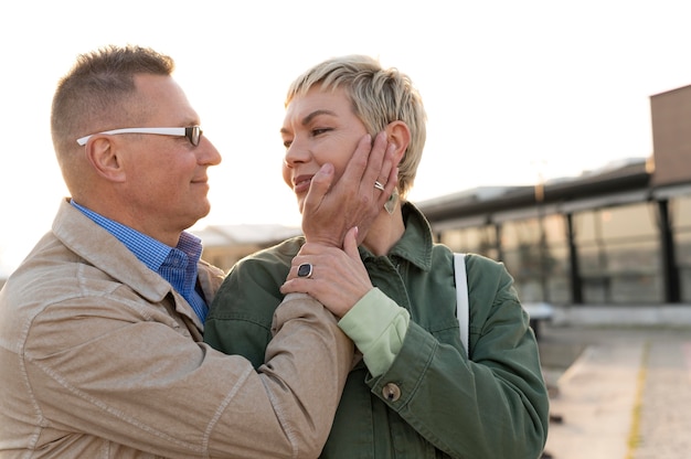 Beau couple d'âge moyen étant affectueux