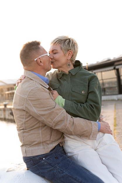 Beau couple d'âge moyen étant affectueux