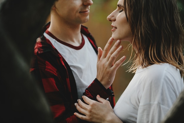 Le beau couple amoureux embrassant dans le parc