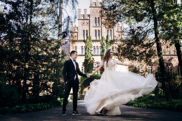 Le beau couple amoureux marchant le long de l&#39;allée