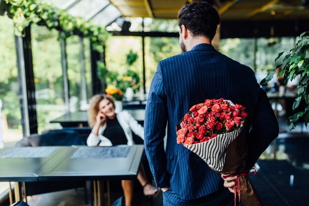 Beau couple d'amoureux passe du temps ensemble dans un restaurant moderne