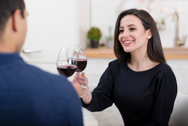 Beau couple, applaudissement, à, verres vin