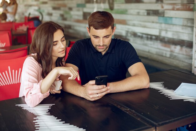 Beau couple assis dans un café d'été