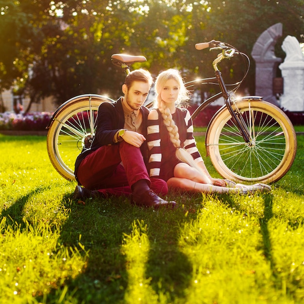 Photo gratuite beau couple assis sur l'herbe