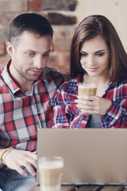 Beau couple au café