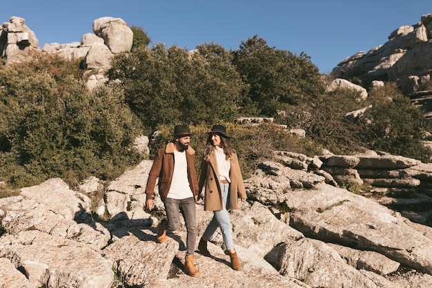 Beau couple ayant une excursion en montagne