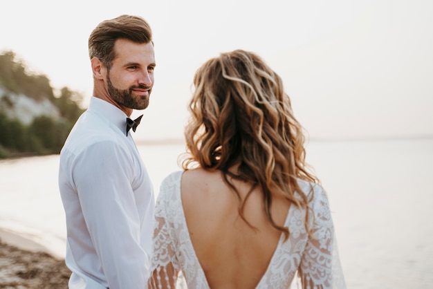 Beau couple ayant leur mariage à la plage