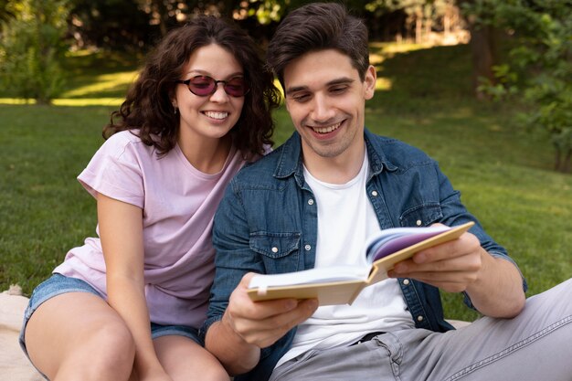 Photo gratuite beau couple ayant un rendez-vous à l'extérieur