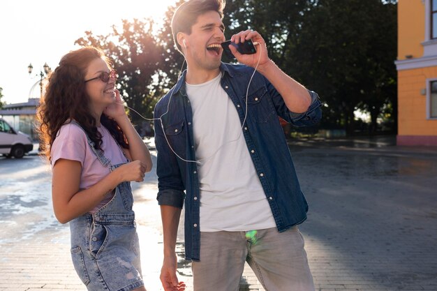 Beau couple ayant un rendez-vous à l'extérieur