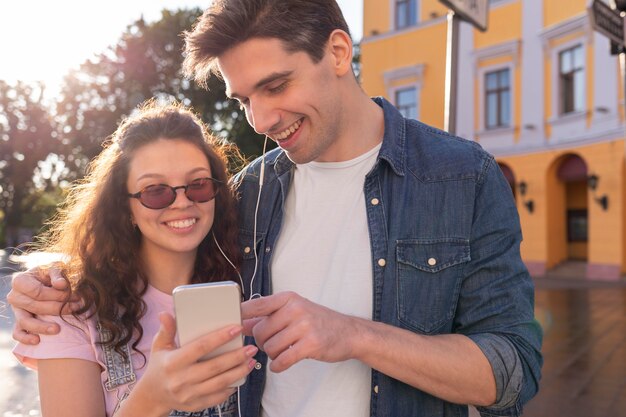 Beau couple ayant un rendez-vous à l'extérieur