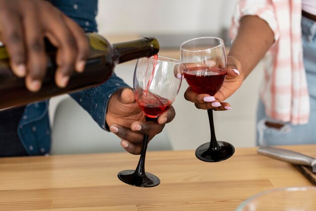 Beau couple bénéficiant d'un verre de vin ensemble